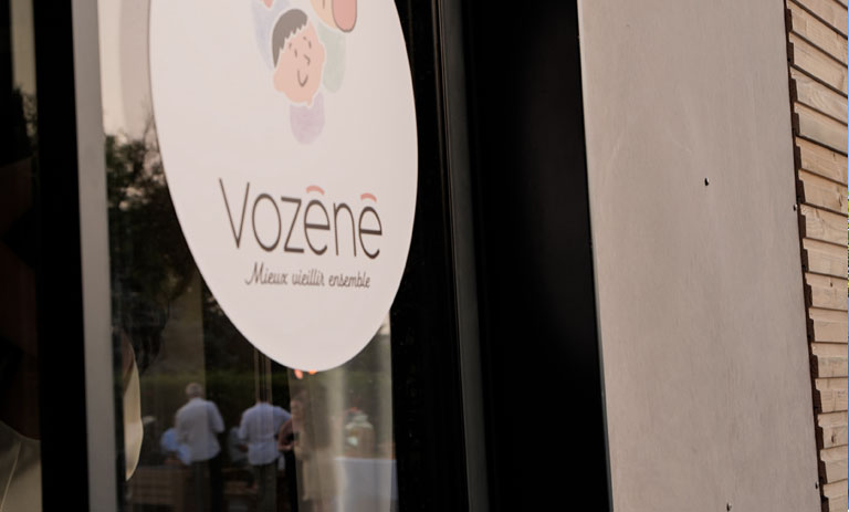 Devanture d'un logement Vozéné avec un autocollant du logo de la marque